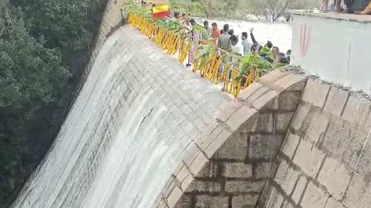 22 ವರ್ಷ ಬಳಿಕ ಕೋಡಿ ಬಿದ್ದ ಮೈಸೂರು ಅರಸ ಚಾಮರಾಜೇಂದ್ರ ಒಡೆಯರ್ ನಿರ್ಮಿಸಿದ ಬೋರನಕಣಿವೆ ಜಲಾಶಯ 22 ವರ್ಷ ಬಳಿಕ ಕೋಡಿ ಬಿದ್ದ ಮೈಸೂರು ಅರಸ ಚಾಮರಾಜೇಂದ್ರ ಒಡೆಯರ್ ನಿರ್ಮಿಸಿದ ಬೋರನಕಣಿವೆ ಜಲಾಶಯ