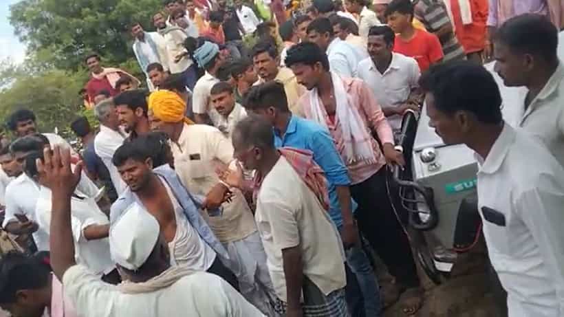 ಮಕ್ಕಳ ಕಳ್ಳನೆಂದು ಭಾವಿಸಿ ಸರ್ಕಾರಿ ಅಧಿಕಾರಿಗೆ ಥಳಿಸಿದ ಗ್ರಾಮಸ್ಥರು
