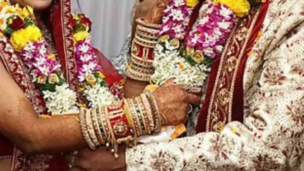 Viral : ಮೊದಲ ಹೆಂಡತಿ ಬರುತ್ತಿದ್ದಂತೆ ಆರತಕ್ಷತೆಯಿಂದ ಓಟಕಿತ್ತ ವರ! Viral : ಮೊದಲ ಹೆಂಡತಿ ಬರುತ್ತಿದ್ದಂತೆ ಆರತಕ್ಷತೆಯಿಂದ ಓಟಕಿತ್ತ ವರ!