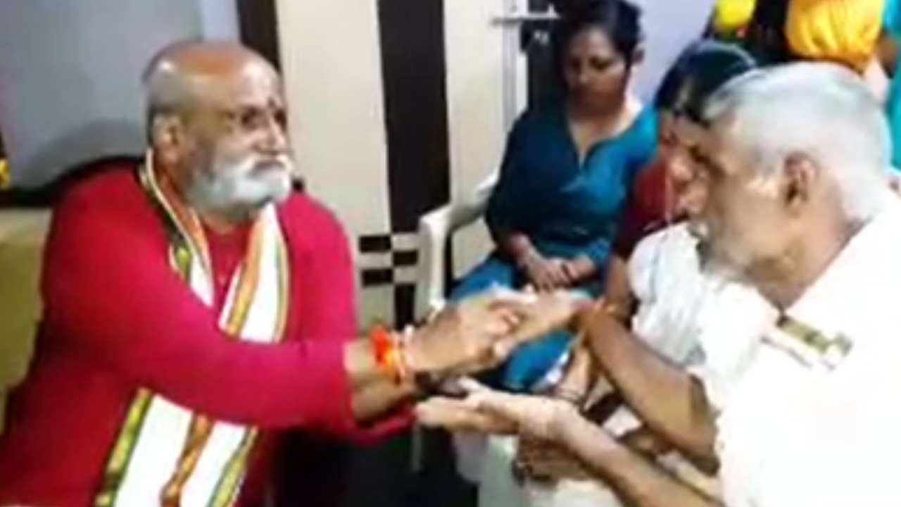 ಪ್ರವೀಣ್ ಸಮಾಧಿ ಸ್ಥಳಕ್ಕೆ ಭೇಟಿ ನೀಡಿ, ಕುಟುಂಬಸ್ಥರಿಗೆ ಧೈರ್ಯ ತುಂಬಿದ ಪ್ರಮೋದ್ ಮುತಾಲಿಕ್ ಪ್ರವೀಣ್ ಸಮಾಧಿ ಸ್ಥಳಕ್ಕೆ ಭೇಟಿ ನೀಡಿ, ಕುಟುಂಬಸ್ಥರಿಗೆ ಧೈರ್ಯ ತುಂಬಿದ ಪ್ರಮೋದ್ ಮುತಾಲಿಕ್