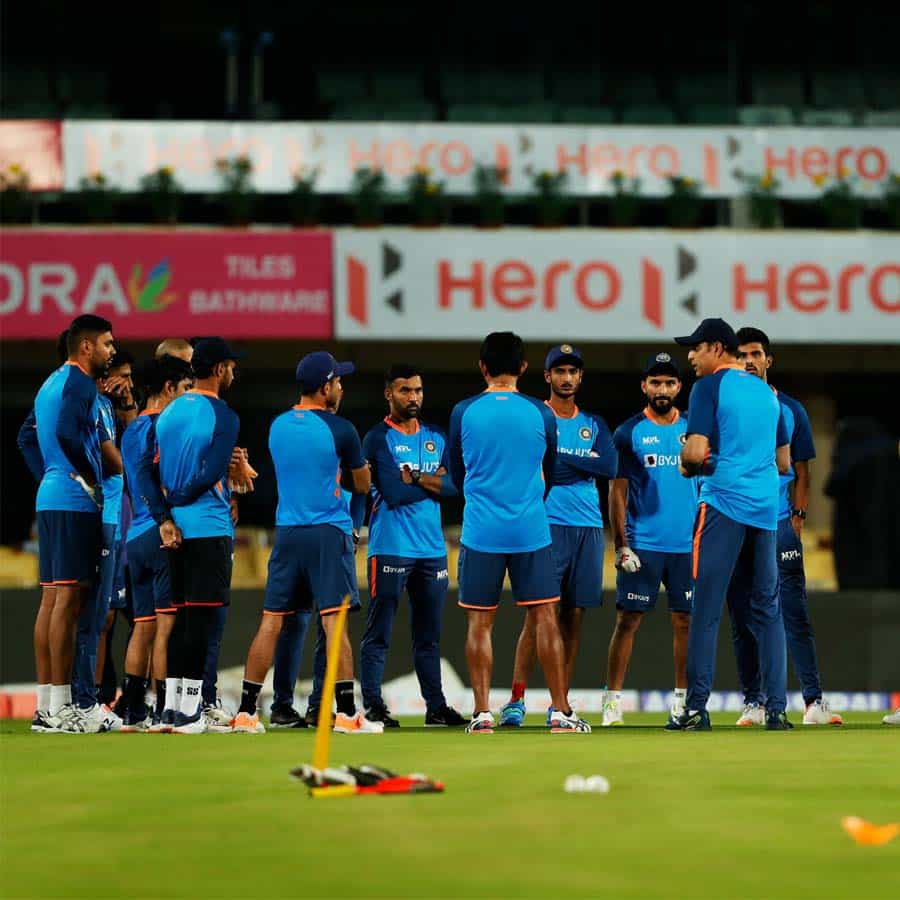 ದಕ್ಷಿಣ ಆಫ್ರಿಕಾ ವಿರುದ್ಧದ ಪ್ರಥಮ ಏಕದಿನ ಪಂದ್ಯದಲ್ಲಿ ಸೋಲು ಕಂಡ ಭಾರತ (India vs South Africa) ತಂಡ ಬಳಿಕ ದ್ವಿತೀಯ ಪಂದ್ಯದಲ್ಲಿ 7 ವಿಕೆಟ್ಗಳ ಭರ್ಜರಿ ಜಯದೊಂದಿಗೆ ಕಮ್ಬ್ಯಾಕ್ ಮಾಡಿತ್ತು. ಈ ಮೂಲಕ 1-1 ಅಂಕಗಳ ಸಮಬಲ ಸಾಧಿಸಿತ್ತು. ಇದೀಗ ನಿರ್ಣಾಯಕ ಕದನಕ್ಕೆ ಉಭಯ ತಂಡಗಳು ಸಜ್ಜಾಗುತ್ತಿದೆ. ಇಂದು ಡೆಲ್ಲಿಯ ಅರುಣ್ ಜೆಟ್ಲಿ ಸ್ಟೇಡಿಯಂನಲ್ಲಿ ಮೂರನೇ ಏಕದಿನ ಪಂದ್ಯ ಆಯೋಜಿಸಲಾಗಿದೆ.