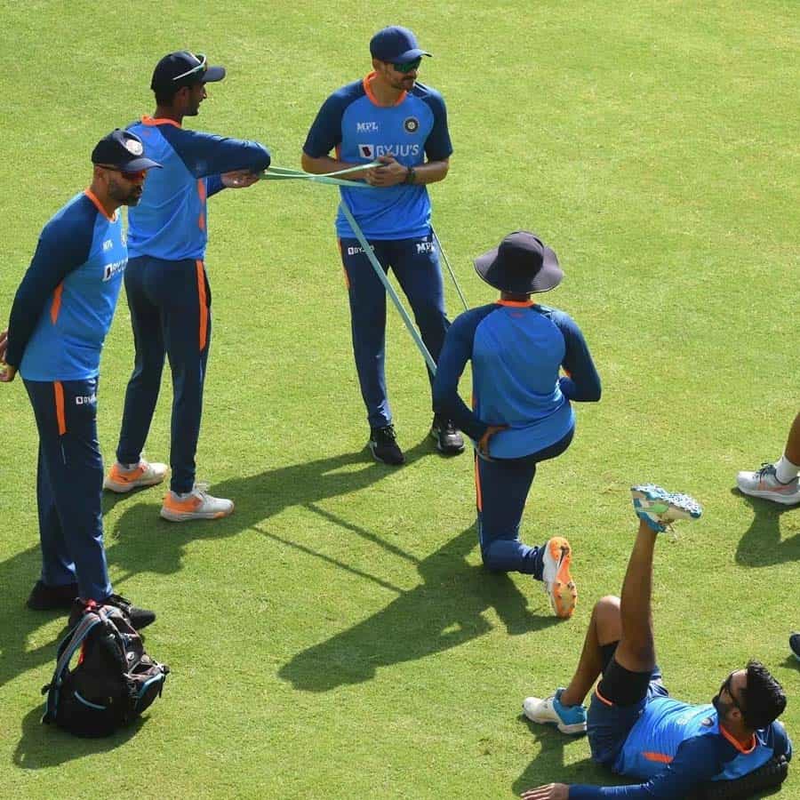 ಭಾರತ ಕ್ರಿಕೆಟ್ ತಂಡ ಸದ್ಯ ದಕ್ಷಿಣ ಆಫ್ರಿಕಾ (India vs South Africa) ವಿರುದ್ಧ ಟಿ20 ಸರಣಿ ಆಡುತ್ತಿದೆ. ಮೊದಲ ಟಿ20 ಮುಕ್ತಾಯಗೊಂಡಿದ್ದು ತಿರುವನಂತಪುರಂನ ಗ್ರೀನ್ಫೀಲ್ಡ್ ಅಂತರರಾಷ್ಟ್ರೀಯ ಸ್ಟೇಡಿಯಂನಲ್ಲಿ ನಡೆದ ಪಂದ್ಯದಲ್ಲಿ ಟೀಮ್ ಇಂಡಿಯಾ 8 ವಿಕೆಟ್ಗಳ ಭರ್ಜರಿ ಗೆಲುವು ಸಾಧಿಸಿತು. ಇದೀಗ ಎರಡನೇ ಕದನಕ್ಕೆ ಭಾರತ ಸಜ್ಜಾಗುತ್ತಿದೆ.