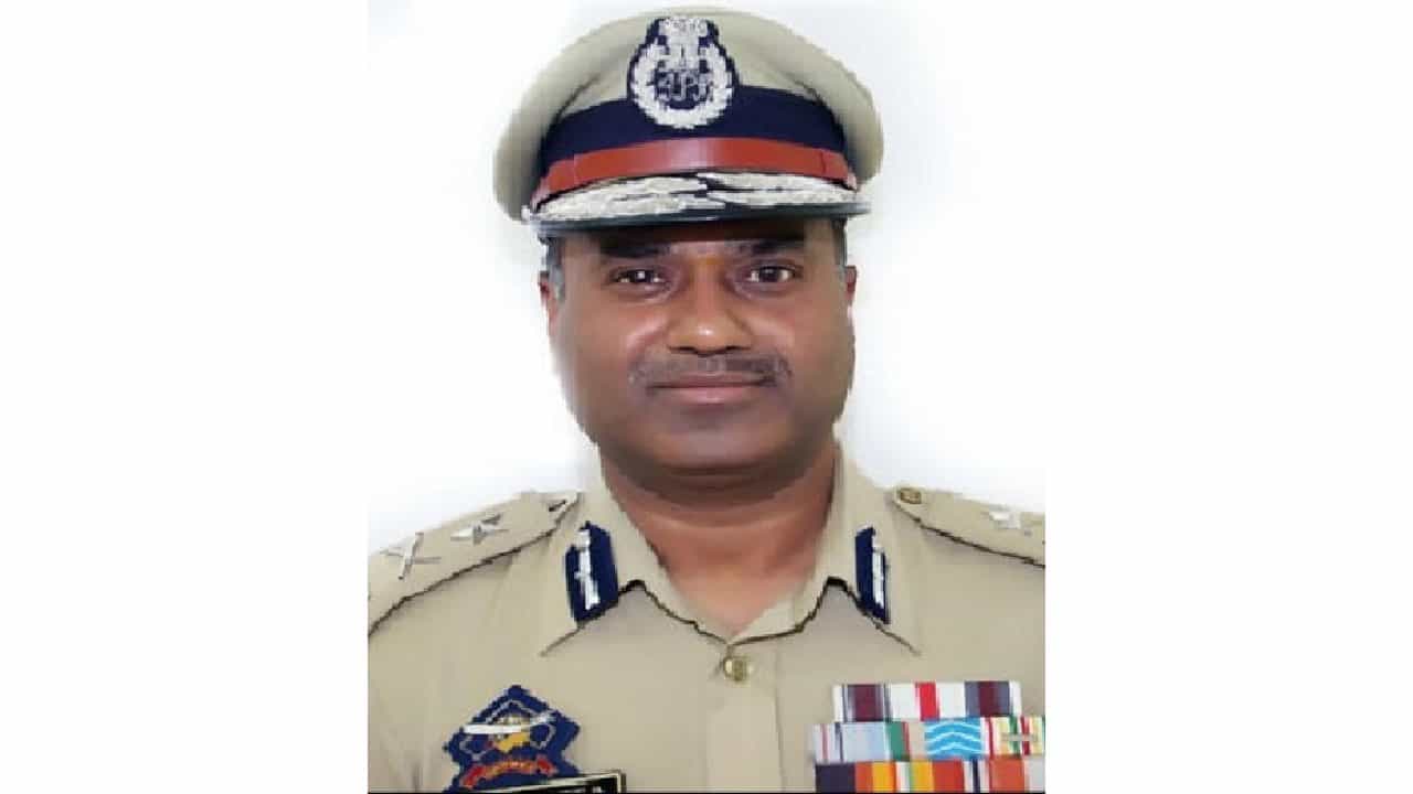 ಜಮ್ಮು ಕಾಶ್ಮೀರದಲ್ಲಿ ಕತ್ತು ಸೀಳಿ ಹಿರಿಯ ಐಪಿಎಸ್ ಅಧಿಕಾರಿಯ ಬರ್ಬರ ಹತ್ಯೆ; ಮನೆ ಕೆಲಸದವನು ನಾಪತ್ತೆ ಜಮ್ಮು ಕಾಶ್ಮೀರದಲ್ಲಿ ಕತ್ತು ಸೀಳಿ ಹಿರಿಯ ಐಪಿಎಸ್ ಅಧಿಕಾರಿಯ ಬರ್ಬರ ಹತ್ಯೆ; ಮನೆ ಕೆಲಸದವನು ನಾಪತ್ತೆ