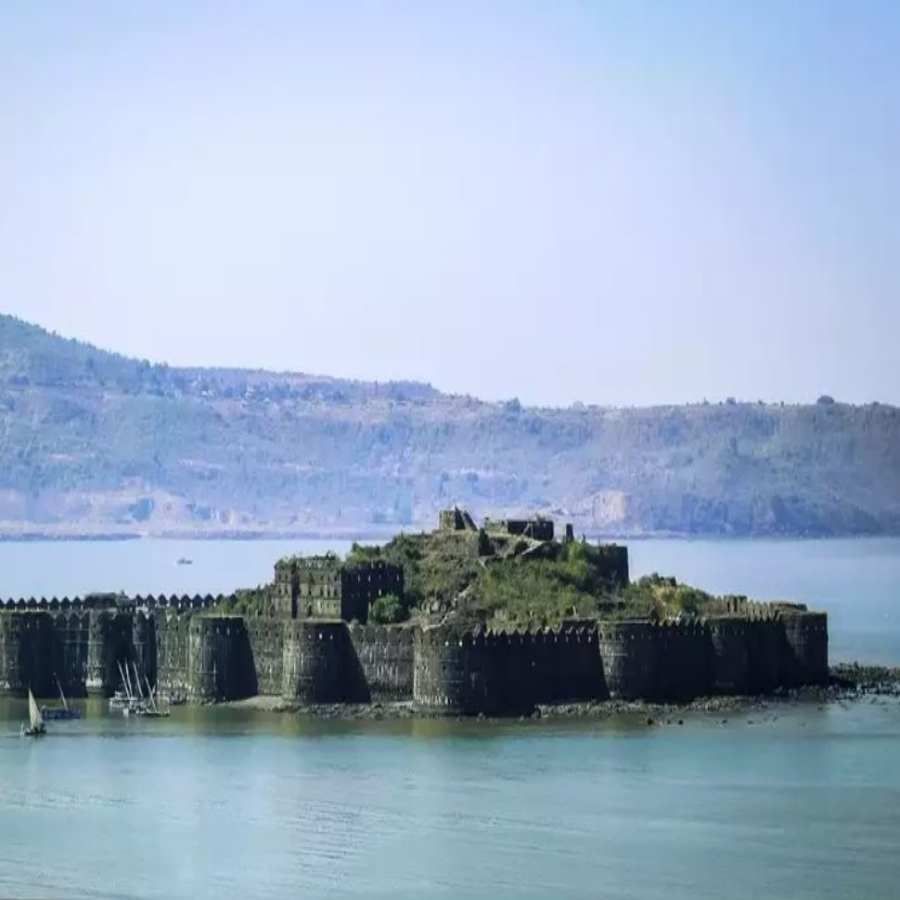 THE MAGNIFICENT FORTS OF INDIA