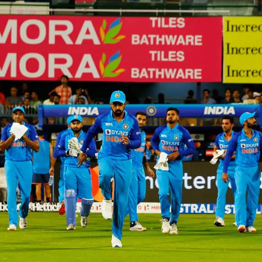 ಗುವಾಹಟಿಯ ಬರ್ಸಾಪರ ಕ್ರಿಕೆಟ್ ಸ್ಟೇಡಿಯಂನಲ್ಲಿ ನಡೆದ ದಕ್ಷಿಣ ಆಫ್ರಿಕಾ ವಿರುದ್ಧದ ದ್ವಿತೀಯ ಟಿ20 ಪಂದ್ಯದಲ್ಲಿ ಭಾರತ (India vs South Africa) ತಂಡ ಭರ್ಜರಿ ಜಯ ಸಾಧಿಸಿದೆ. ಕೆಎಲ್ ರಾಹುಲ್, ಸೂರ್ಯಕುಮಾರ್ ಯಾದವ್ (Suryakumar Yadav) ಹಾಗೂ ವಿರಾಟ್ ಕೊಹ್ಲಿಯ ಬೊಂಬಾಟ್ ಬ್ಯಾಟಿಂಗ್ ನೆರವಿನಿಂದ ಟೀಮ್ ಇಂಡಿಯಾ 16 ರನ್ಗಳಿಂದ ಗೆದ್ದಿತು.