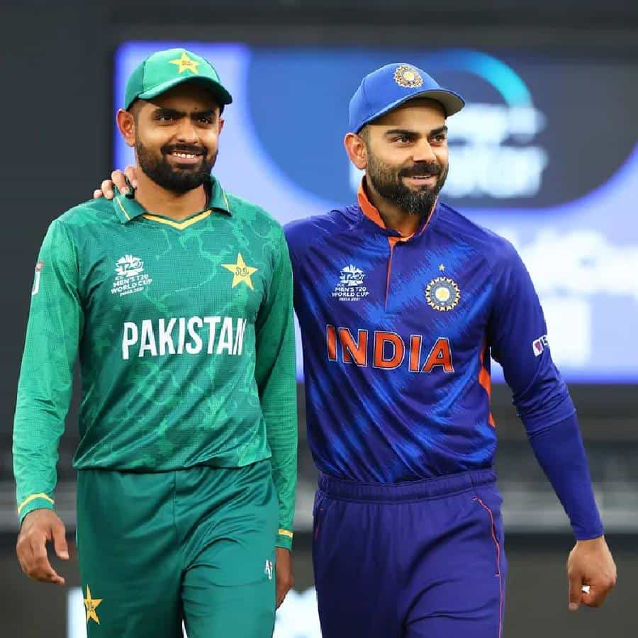 ಇಂಗ್ಲೆಂಡ್ ವಿರುದ್ಧದ 6ನೇ ಟಿ20 ಪಂದ್ಯದಲ್ಲಿ ಪಾಕಿಸ್ತಾನ್ ತಂಡದ ನಾಯಕ ಬಾಬರ್ (Babar Azam) ಆಜಂ 59 ಎಸೆತಗಳಲ್ಲಿ 87 ರನ್ ಬಾರಿಸಿ ಮಿಂಚಿದ್ದರು. ಈ ಅರ್ಧಶತಕದೊಂದಿಗೆ ಬಾಬರ್ ಟಿ20 ಕ್ರಿಕೆಟ್ನಲ್ಲಿ 3 ಸಾವಿರ ರನ್ ಪೂರೈಸಿದರು. ಈ ಸಾಧನೆಯೊಂದಿಗೆ ಪಾಕ್ ನಾಯಕ ಟೀಮ್ ಇಂಡಿಯಾದ ಮಾಜಿ ನಾಯಕ ವಿರಾಟ್ ಕೊಹ್ಲಿಯ (Virat Kohli) ವಿಶ್ವ ದಾಖಲೆಯನ್ನು ಸರಿಗಟ್ಟಿರುವುದು ವಿಶೇಷ.