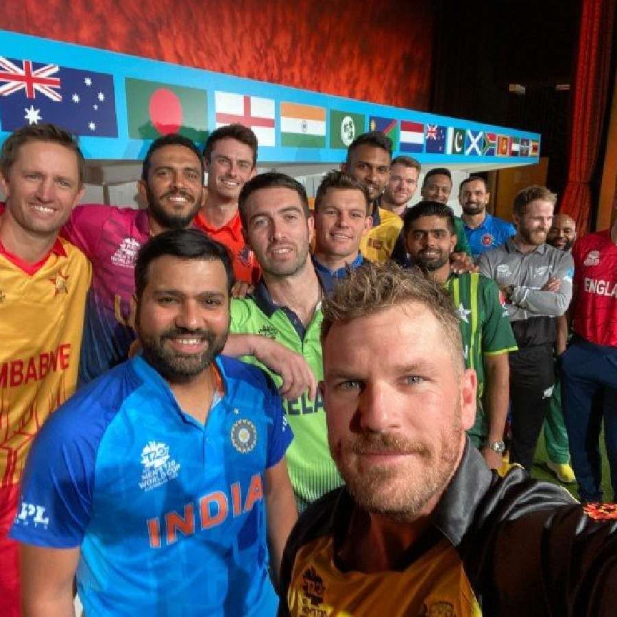 T20 World Cup in 2022: ಅಕ್ಟೋಬರ್ 16 ರಿಂದ ನವೆಂಬರ್ 13 ರವರೆಗೆ ನಡೆಯಲಿರುವ ಟಿ20 ವಿಶ್ವಕಪ್ಗೆ ಚಾಲನೆ ದೊರೆತಿದೆ. ಈ ಬಾರಿ ಒಟ್ಟು 16 ತಂಡಗಳು ಭಾಗವಹಿಸಿದ್ದು, ಅದರಲ್ಲಿ 240 ಆಟಗಾರರು ಕಾಣಿಸಿಕೊಂಡಿದ್ದಾರೆ.