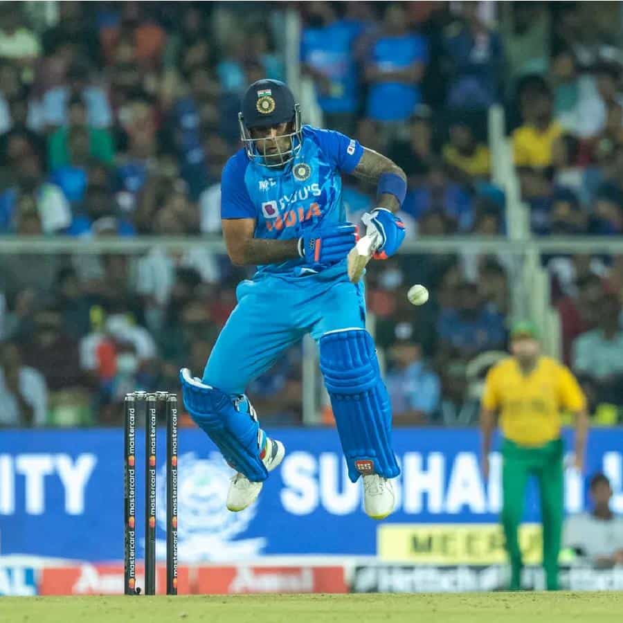 ಟೀಮ್ ಇಂಡಿಯಾದ ಸ್ಪೋಟಕ ಬ್ಯಾಟ್ಸ್ಮನ್ ಸೂರ್ಯಕುಮಾರ್ ಯಾದವ್ ಟಿ20 ಕ್ರಿಕೆಟ್ನಲ್ಲಿ ಹೊಸ ವಿಶ್ವ ದಾಖಲೆ ನಿರ್ಮಿಸಿದ್ದಾರೆ. ಗೌಹಾಟಿಯಲ್ಲಿ ನಡೆದ ಸೌತ್ ಆಫ್ರಿಕಾ ವಿರುದ್ಧದ 2ನೇ ಪಂದ್ಯದಲ್ಲಿ ಸೂರ್ಯ ಕೇವಲ 22 ಎಸೆತಗಳಲ್ಲಿ 61 ರನ್ ಚಚ್ಚಿದ್ದರು.