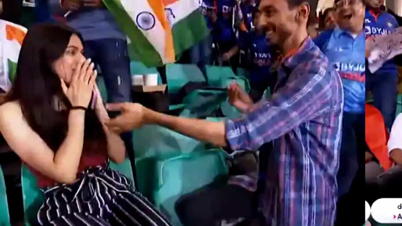 VIDEO: ಭಾರತ-ನೆದರ್ಲ್ಯಾಂಡ್ಸ್ ಪಂದ್ಯದ ವೇಳೆ ಪ್ರೇಮ ನಿವೇದನೆ VIDEO: ಭಾರತ-ನೆದರ್ಲ್ಯಾಂಡ್ಸ್ ಪಂದ್ಯದ ವೇಳೆ ಪ್ರೇಮ ನಿವೇದನೆ