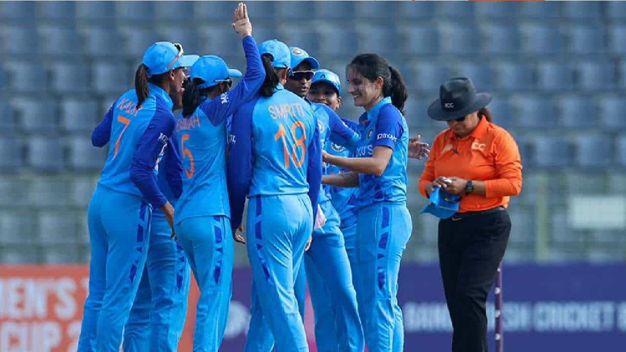 Women's Asia Cup 2022 Final: ಟೀಮ್ ಇಂಡಿಯಾ ಭರ್ಜರಿ ಬೌಲಿಂಗ್: ಫೈನಲ್ ಗೆಲ್ಲಲು ಸಾಧಾರಣ ಸವಾಲು Women's Asia Cup 2022 Final: ಟೀಮ್ ಇಂಡಿಯಾ ಭರ್ಜರಿ ಬೌಲಿಂಗ್: ಫೈನಲ್ ಗೆಲ್ಲಲು ಸಾಧಾರಣ ಸವಾಲು