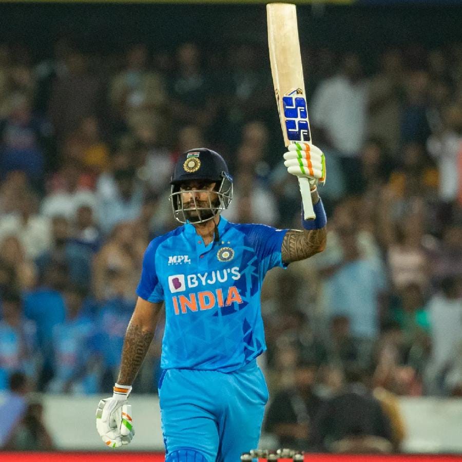 ಸೂರ್ಯಕುಮಾರ್ ಯಾದವ್ ಈ ವರ್ಷ ಟಿ20 ಕ್ರಿಕೆಟ್ನಲ್ಲಿ ಬರೋಬ್ಬರಿ 51 ಸಿಕ್ಸ್ ಸಿಡಿಸಿದ್ದರು. ಈ ಮೂಲಕ ಟಿ20 ಕ್ರಿಕೆಟ್ ಇತಿಹಾಸದಲ್ಲೇ ಒಂದು ವರ್ಷದಲ್ಲಿ 50 ಸಿಕ್ಸ್ಗಳನ್ನು ಬಾರಿಸಿದ ಮೊದಲ ಬ್ಯಾಟ್ಸ್ಮನ್ ಎನಿಸಿಕೊಂಡಿದ್ದಾರೆ.