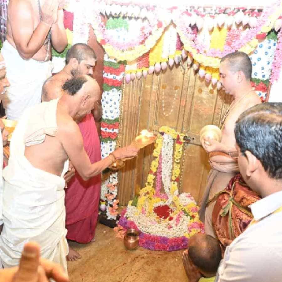 ಇಂದಿನಿಂದ ಹಾಸನಾಂಬೆಯ ದರ್ಶನಕ್ಕೆ ಅವಕಾಶ ಕಲ್ಪಿಸಲಾಗಿದ್ದು, 2 ಗಂಟೆ 12 ನಿಮಿಷಕ್ಕೆ ಗರ್ಭಗುಡಿ ಗೆ ಹಾಕಿದ್ದ ಬೀಗ ತೆರೆದ ಅರ್ಚಕರು ಗರ್ಭಗುಡಿ ಬಾಗಿಲಿಗೆ ಮಹಾ ಮಂಗಳಾರತಿ ನೆರವೇರಿಸಿದರು. ಸತತ ಒಂದು ಗಂಟೆ ಕಾಲ ಗರ್ಭಗುಡಿ ಬಾಗಿಲ ಸಮೀಪ ಪೂಜೆ ಮಾಡಿದರು. ಒಟ್ಟು 12 ದಿನ ಸಾರ್ವಜನಿಕ ಭಕ್ತರಿಗೆ ದರ್ಶನಕ್ಕೆ ಅವಕಾಶ ನೀಡಲಾಗಿದೆ.