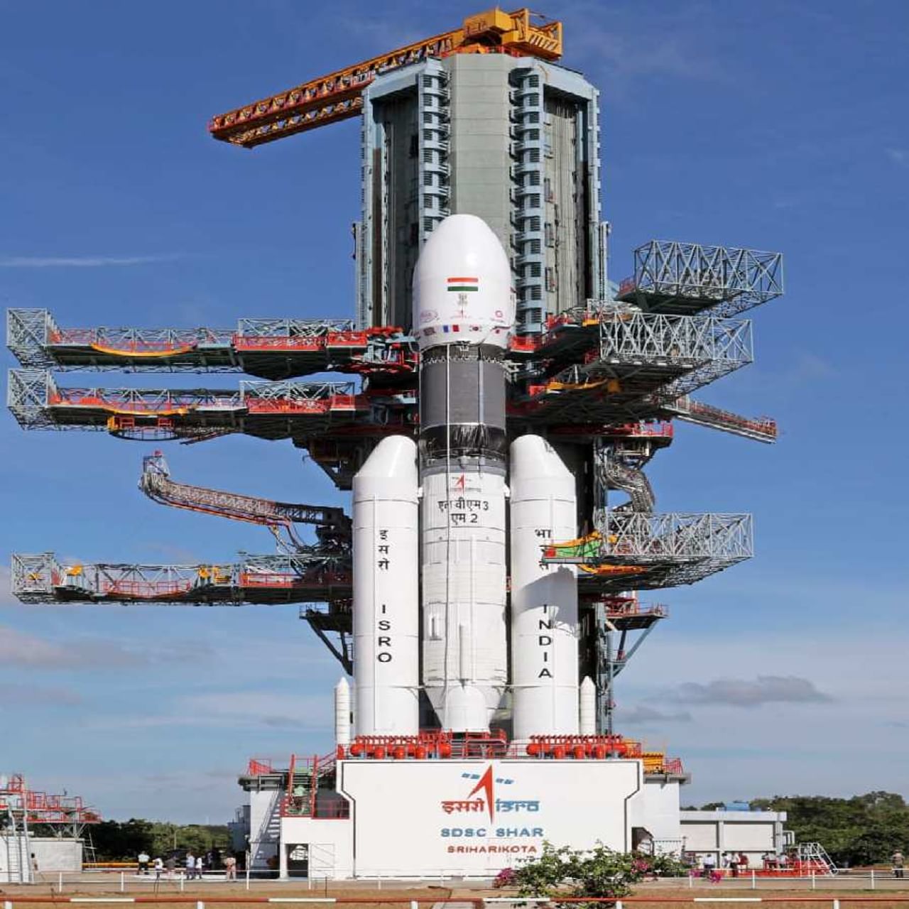 ಭಾರತೀಯ ಬಾಹ್ಯಾಕಾಶ ಸಂಶೋಧನಾ ಸಂಸ್ಥೆಯ (ISRO) ಅತ್ಯಂತ ಭಾರವಾದ ರಾಕೆಟ್ GSLV Mk III ಉಡಾವಣೆ ಯಶಸ್ವಿಯಾಗಿದೆ. ಇದೇ ಮೊದಲ ಬಾರಿಗೆ LVM3-M2 ನಲ್ಲಿ 36 ಬ್ರಾಡ್‌ಬ್ಯಾಂಡ್ ಸಂವಹನ ಉಪಗ್ರಹಗಳ ಮೊದಲ ವಾಣಿಜ್ಯ ಉಡಾವಣೆ ಮಾಡಲಾಗಿದೆ. ಇದರೊಂದಿಗೆ ಇಸ್ರೋ ಇತಿಹಾಸ ನಿರ್ಮಿಸಿದೆ.