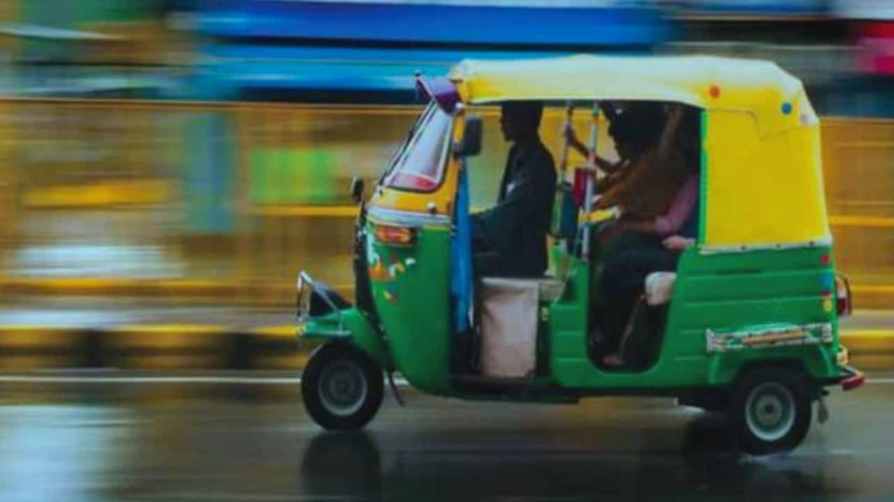 Auto Rickshaw Offences: ರಾಜಧಾನಿ ಬೆಂಗಳೂರಿನಲ್ಲಿ ಆಟೋ ಚಾಲಕರು ಪ್ರಯಾಣಕ್ಕೆ ಹೆಚ್ಚಿನ ದರ ಕೇಳಿದರೆ ಏನು ಮಾಡಬೇಕು? ವಿವರ ಇಲ್ಲಿದೆ Auto Rickshaw Offences: ರಾಜಧಾನಿ ಬೆಂಗಳೂರಿನಲ್ಲಿ ಆಟೋ ಚಾಲಕರು ಪ್ರಯಾಣಕ್ಕೆ ಹೆಚ್ಚಿನ ದರ ಕೇಳಿದರೆ ಏನು ಮಾಡಬೇಕು? ವಿವರ ಇಲ್ಲಿದೆ