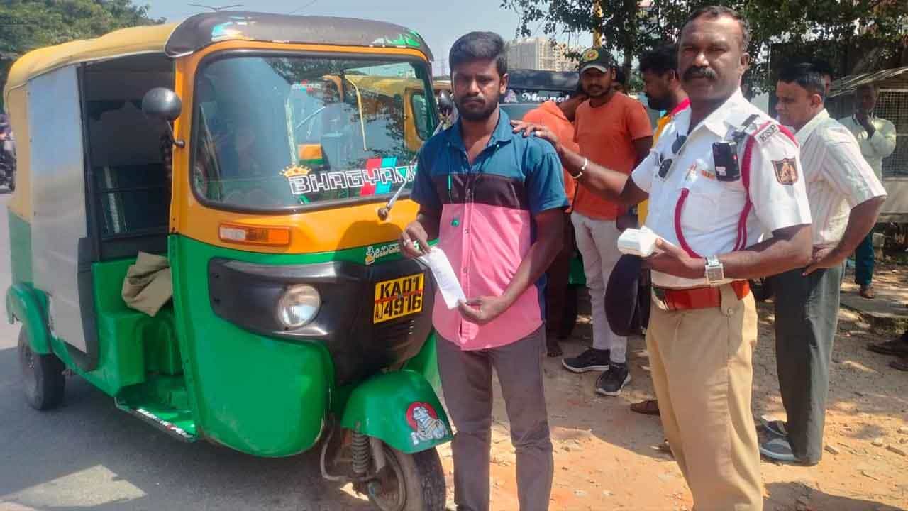 ಓಲಾ, ಉಬರ್ಗೆ ಮೂಗುದಾರ: 2 ಕಿಮೀಗೆ 30 ರೂಪಾಯಿ ನಿಗದಿ, ಶೀಘ್ರ ಹೊಸ ದರಪಟ್ಟಿ ಓಲಾ, ಉಬರ್ಗೆ ಮೂಗುದಾರ: 2 ಕಿಮೀಗೆ 30 ರೂಪಾಯಿ ನಿಗದಿ, ಶೀಘ್ರ ಹೊಸ ದರಪಟ್ಟಿ