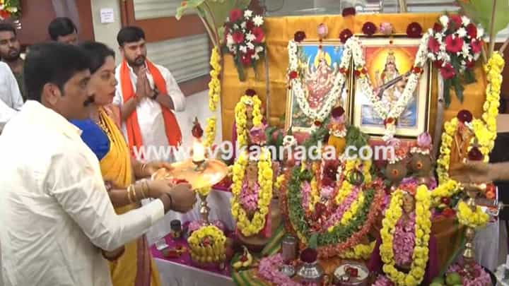 ಬೆಂಗಳೂರಿನ ರಾಜ್ಯ ಬಿಜೆಪಿ ಕಚೇರಿಯಲ್ಲಿ ಸಂಭ್ರಮ ಮತ್ತು ಭಕ್ತಿಪೂರ್ವಕ ಆಯುಧ ಪೂಜೆ ಬೆಂಗಳೂರಿನ ರಾಜ್ಯ ಬಿಜೆಪಿ ಕಚೇರಿಯಲ್ಲಿ ಸಂಭ್ರಮ ಮತ್ತು ಭಕ್ತಿಪೂರ್ವಕ ಆಯುಧ ಪೂಜೆ