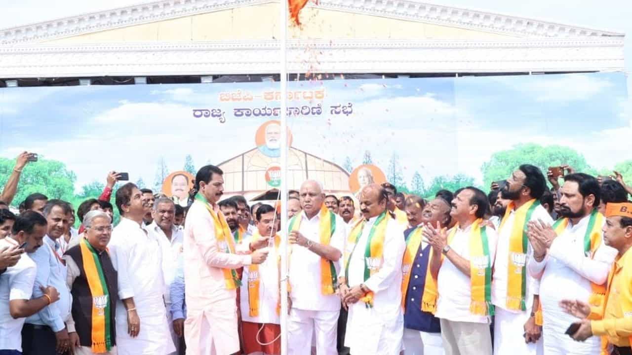 ಭಾರತ್ ಯಾತ್ರೆ ಮಾಡಿ ಅದೇನೋ ಕಡೀತಿನಿ ಅಂತೀರಾ!? ಬಿಜೆಪಿ ಕಾರ್ಯಕಾರಿಣಿಯಲ್ಲಿ ಕಾಂಗ್ರೆಸ್ ವಿರುದ್ಧ ಯಡಿಯೂರಪ್ಪ ವಾಗ್ದಾಳಿ ಭಾರತ್ ಯಾತ್ರೆ ಮಾಡಿ ಅದೇನೋ ಕಡೀತಿನಿ ಅಂತೀರಾ!? ಬಿಜೆಪಿ ಕಾರ್ಯಕಾರಿಣಿಯಲ್ಲಿ ಕಾಂಗ್ರೆಸ್ ವಿರುದ್ಧ ಯಡಿಯೂರಪ್ಪ ವಾಗ್ದಾಳಿ