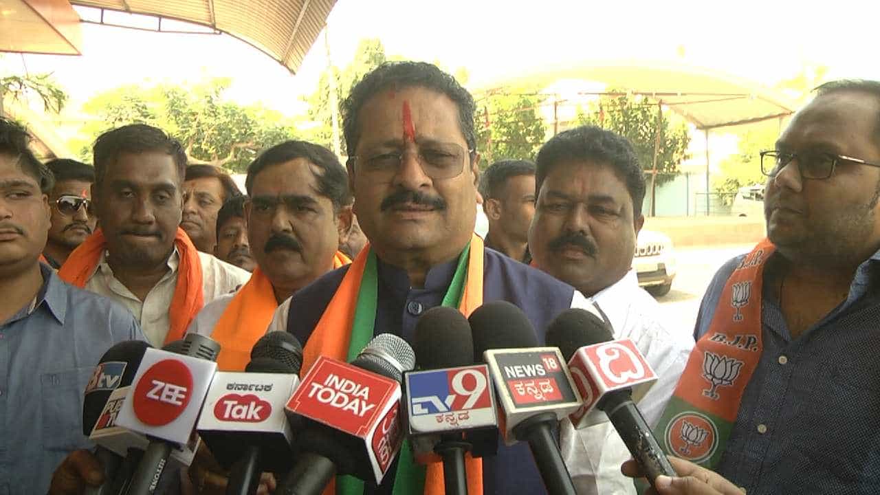 ದೇಶದ ಅನ್ನ ತಿಂದು ಪಾಕ್ ಪರ ಮಾತನಾಡುವರನ್ನ ಬಿಜೆಪಿ ವಿರೋಧಿಸುತ್ತದೆ: ಓವೈಸಿಗೆ ಯತ್ನಾಳ್ ಪಂಚ್ ದೇಶದ ಅನ್ನ ತಿಂದು ಪಾಕ್ ಪರ ಮಾತನಾಡುವರನ್ನ ಬಿಜೆಪಿ ವಿರೋಧಿಸುತ್ತದೆ: ಓವೈಸಿಗೆ ಯತ್ನಾಳ್ ಪಂಚ್