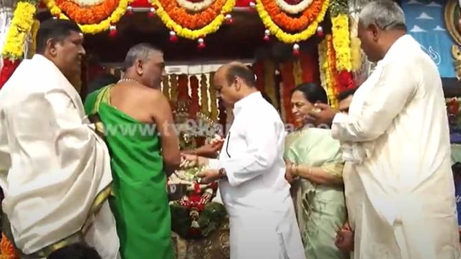 ಮೈಸೂರು ದಸರಾ ಉತ್ಸವ-2022: ಉತ್ಸವಮೂರ್ತಿ ಚಾಮುಂಡೇಶ್ವರಿಗೆ ಮುಖ್ಯಮಂತ್ರಿಗಳಿಂದ ಪೂಜೆ ಮೈಸೂರು ದಸರಾ ಉತ್ಸವ-2022: ಉತ್ಸವಮೂರ್ತಿ ಚಾಮುಂಡೇಶ್ವರಿಗೆ ಮುಖ್ಯಮಂತ್ರಿಗಳಿಂದ ಪೂಜೆ