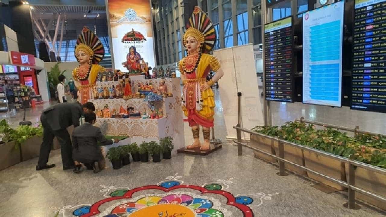 ದಸರಾ 2022: ಕೆಂಪೇಗೌಡ ಅಂತರಾಷ್ಟ್ರೀಯ ವಿಮಾನ ನಿಲ್ದಾಣದಲ್ಲಿ ಗೊಂಬೆಗಳ ಪ್ರದರ್ಶನ ದಸರಾ 2022: ಕೆಂಪೇಗೌಡ ಅಂತರಾಷ್ಟ್ರೀಯ ವಿಮಾನ ನಿಲ್ದಾಣದಲ್ಲಿ ಗೊಂಬೆಗಳ ಪ್ರದರ್ಶನ