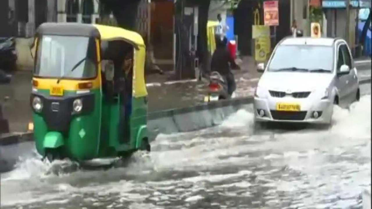 Bengaluru Rain: ರಾಜಧಾನಿಯಲ್ಲಿ ಸುರಿದ ಭಾರೀ ಮಳೆಗೆ ಕೆರೆಯಂತಾದ ರಸ್ತೆಗಳು, ವಾಹನ ಸಂಚಾರ ಅಸ್ತವ್ಯಸ್ತ