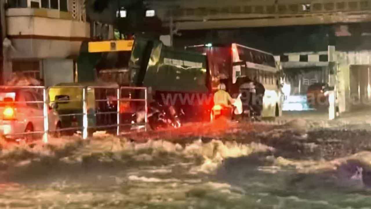 Bengaluru Rains: ಬೆಂಗಳೂರಿನಲ್ಲಿ ಭಾರೀ ಮಳೆಗೆ ಕೊಚ್ಚಿ ಹೋದ ಬೈಕ್ಗಳು, ಇನ್ನೂ ಮೂರು ದಿನಕ್ಕೆ ಯೆಲ್ಲೊ ಅಲರ್ಟ್ Bengaluru Rains: ಬೆಂಗಳೂರಿನಲ್ಲಿ ಭಾರೀ ಮಳೆಗೆ ಕೊಚ್ಚಿ ಹೋದ ಬೈಕ್ಗಳು, ಇನ್ನೂ ಮೂರು ದಿನಕ್ಕೆ ಯೆಲ್ಲೊ ಅಲರ್ಟ್