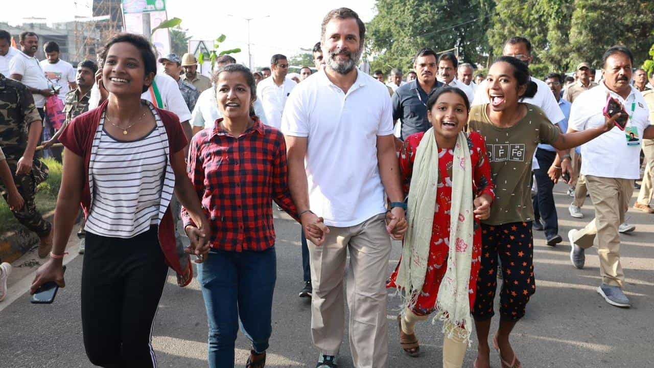 Bharat Jodo Yatra: ಕರ್ನಾಟಕದಲ್ಲಿ 6ನೇ ದಿನ: ಚಲುವರಾಯಸ್ವಾಮಿಯ ಮಗ, ನಟ ಸಚಿನ್ ಜೊತೆ ರಾಹುಲ್ ಗಾಂಧಿ ಪೆಪ್ ಟಾಕ್ Bharat Jodo Yatra: ಕರ್ನಾಟಕದಲ್ಲಿ 6ನೇ ದಿನ: ಚಲುವರಾಯಸ್ವಾಮಿಯ ಮಗ, ನಟ ಸಚಿನ್ ಜೊತೆ ರಾಹುಲ್ ಗಾಂಧಿ ಪೆಪ್ ಟಾಕ್