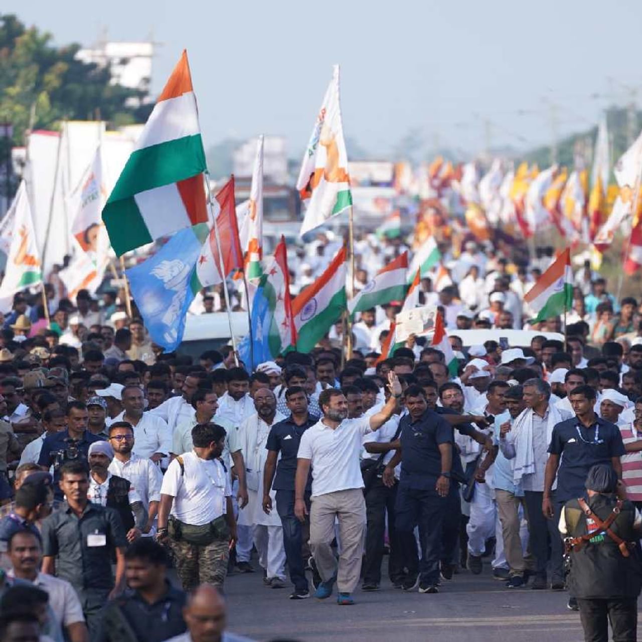 ಒಳ್ಳಾರಿ: ರಾಜ್ಯದಲ್ಲಿ 16ನೇ ದಿನದ ಕಾಂಗ್ರೆಸ್ ಭಾರತ್ ಜೋಡೋ ಪಾದಯಾತ್ರೆ ಪುನರಾರಂಭವಾಗಿದೆ. ಬಳ್ಳಾರಿ, ಹಲಕುಂದಿ ಮಠದಿಂದ ಪಾದಯಾತ್ರೆ ಆರಂಭವಾಗಿದೆ. ರಾಹುಲ್ ಗಾಂಧಿ ಬಳ್ಳಾರಿ ನಗರಕ್ಕೆ ಆಗಮಿಸುತ್ತಿದ್ದಂತೆ ರಾಹುಲ್ ಬರುವ ರಸ್ತೆಯ ಮೇಲೆ ಬಣ್ಣ ಬಣ್ಣಗಳ ರಂಗೋಲಿಯಿಂದ ಅಲಂಕಾರ ಮಾಡಿ ರಾಹುಲ್​ ಗಾಂಧಿ ಅವರನ್ನು ಸ್ವಾಗತಿಸಲಾಗಿದೆ. ಇಂದು ಬಳ್ಳಾರಿ ತಲುಪುವ ಮೂಲಕ ಯಾತ್ರೆ 1,000 ಕಿ.ಮೀ. ಕ್ರಮಿಸಿದೆ.