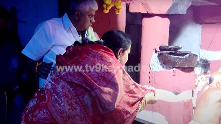 ಪತ್ನಿ ಭವಾನಿಯೊಂದಿಗೆ ಹಾಸನಾಂಬೆಯ ದರ್ಶನ ಪಡೆದ ಶಾಸಕ ಹೆಚ್ ಡಿ ರೇವಣ್ಣ ಪತ್ನಿ ಭವಾನಿಯೊಂದಿಗೆ ಹಾಸನಾಂಬೆಯ ದರ್ಶನ ಪಡೆದ ಶಾಸಕ ಹೆಚ್ ಡಿ ರೇವಣ್ಣ
