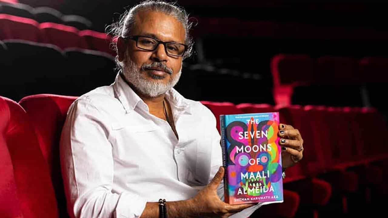 Booker Prize 2022: ಶ್ರೀಲಂಕಾ ಸಾಹಿತಿ ಶೆಹನ್ ಕರುಣತಿಲಕಗೆ ಬೂಕರ್ ಪ್ರಶಸ್ತಿ; ಅಂತರ್ಯುದ್ಧದ ಕ್ರೌರ್ಯಕ್ಕೆ ಅಕ್ಷರದ ಕನ್ನಡಿ ಹಿಡಿದ ಲೇಖಕ Booker Prize 2022: ಶ್ರೀಲಂಕಾ ಸಾಹಿತಿ ಶೆಹನ್ ಕರುಣತಿಲಕಗೆ ಬೂಕರ್ ಪ್ರಶಸ್ತಿ; ಅಂತರ್ಯುದ್ಧದ ಕ್ರೌರ್ಯಕ್ಕೆ ಅಕ್ಷರದ ಕನ್ನಡಿ ಹಿಡಿದ ಲೇಖಕ