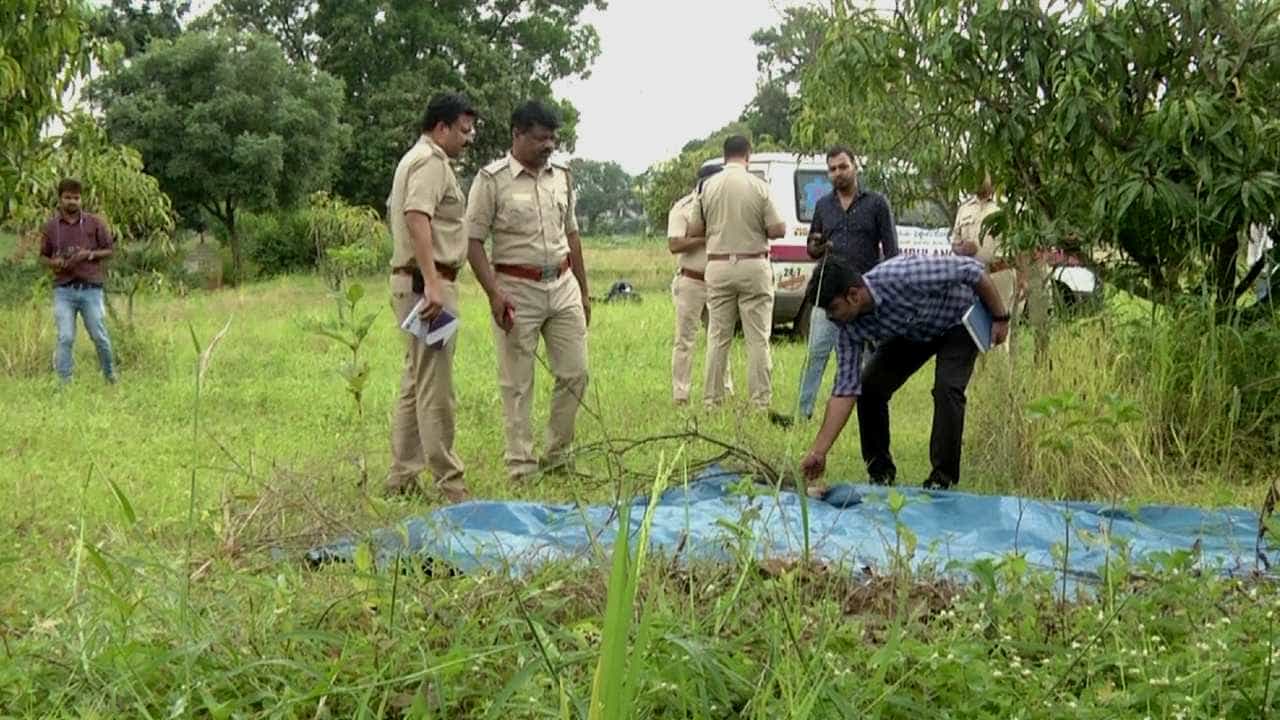 CCTV footage: ಬೆಳಗಾವಿಯಲ್ಲಿ ಹುಡುಗಿಗಾಗಿ ಬಾಲಕರ ಮಧ್ಯೆ ಮನಸ್ತಾಪ, ಫೈಟ್: ಕೊನೆಗೆ ಆಗಿದ್ದೇನು? CCTV footage: ಬೆಳಗಾವಿಯಲ್ಲಿ ಹುಡುಗಿಗಾಗಿ ಬಾಲಕರ ಮಧ್ಯೆ ಮನಸ್ತಾಪ, ಫೈಟ್: ಕೊನೆಗೆ ಆಗಿದ್ದೇನು?