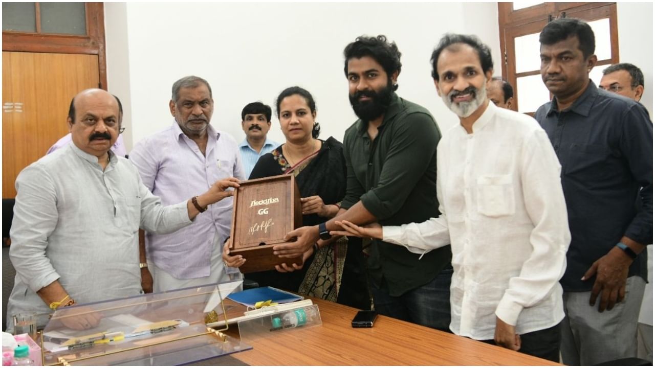 Puneeth Rajkumar: ‘ಗಂಧದ ಗುಡಿ’ ಪ್ರೀ-ರಿಲೀಸ್ ಇವೆಂಟ್; ಸಿಎಂಗೆ ಆಹ್ವಾನ ನೀಡಿದ ಡಾ. ರಾಜ್ಕುಮಾರ್ ಕುಟುಂಬ Puneeth Rajkumar: ‘ಗಂಧದ ಗುಡಿ’ ಪ್ರೀ-ರಿಲೀಸ್ ಇವೆಂಟ್; ಸಿಎಂಗೆ ಆಹ್ವಾನ ನೀಡಿದ ಡಾ. ರಾಜ್ಕುಮಾರ್ ಕುಟುಂಬ