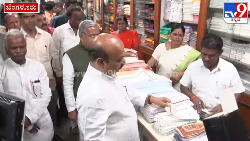 ಖಾದಿ ಎಂಪೋರಿಯಾಂನಲ್ಲಿ 3,329 ರೂಪಾಯಿ ಮೌಲ್ಯದ ಬಟ್ಟೆಗಳನ್ನು ಖರೀದಿಸಿದ ಸಿಎಂ ಬೊಮ್ಮಾಯಿ