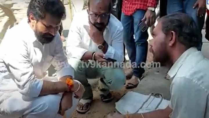 ಹಾಸನಾಂಬೆಯ ದರ್ಶನಕ್ಕೆ ಬಂದ ಸಿಟಿ ರಸ್ತೆ ಬದಿ ಕುಳಿತು ಗಿಣಿಶಾಸ್ತ್ರದವನಿಂದ ಭವಿಷ್ಯ ಕೇಳಿಸಿಕೊಂಡರು! ಹಾಸನಾಂಬೆಯ ದರ್ಶನಕ್ಕೆ ಬಂದ ಸಿಟಿ ರಸ್ತೆ ಬದಿ ಕುಳಿತು ಗಿಣಿಶಾಸ್ತ್ರದವನಿಂದ ಭವಿಷ್ಯ ಕೇಳಿಸಿಕೊಂಡರು!