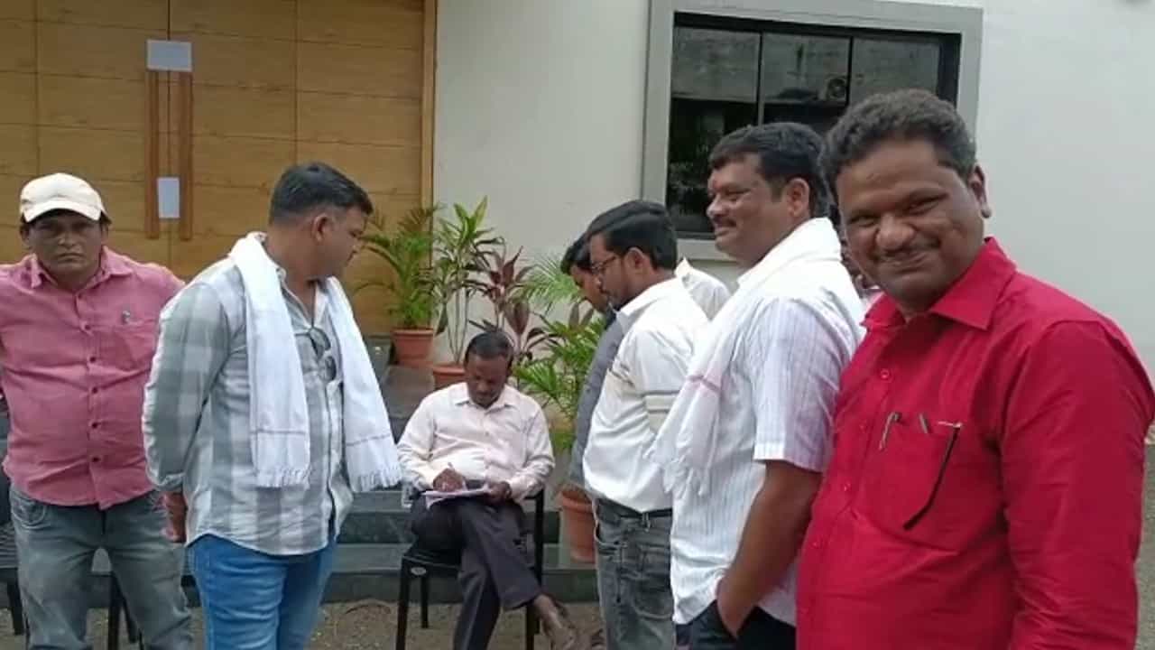 ಸರಕಾರಿ ಜಮೀನನ್ನು ಖಾಸಗಿಗೆ ಪರಭಾರೆ ಮಾಡಿದ್ದ ಸಹಕಾರಿ ಸಂಸ್ಥೆ! ಗನ್ ಇಟ್ಟು ಬೆದರಿಕೆ! ಆದರೂ ಸ್ವಾಧೀನಪಡಿಸಿಕೊಂಡ ಜಿಲ್ಲಾಡಳಿತ ಸರಕಾರಿ ಜಮೀನನ್ನು ಖಾಸಗಿಗೆ ಪರಭಾರೆ ಮಾಡಿದ್ದ ಸಹಕಾರಿ ಸಂಸ್ಥೆ! ಗನ್ ಇಟ್ಟು ಬೆದರಿಕೆ! ಆದರೂ ಸ್ವಾಧೀನಪಡಿಸಿಕೊಂಡ ಜಿಲ್ಲಾಡಳಿತ