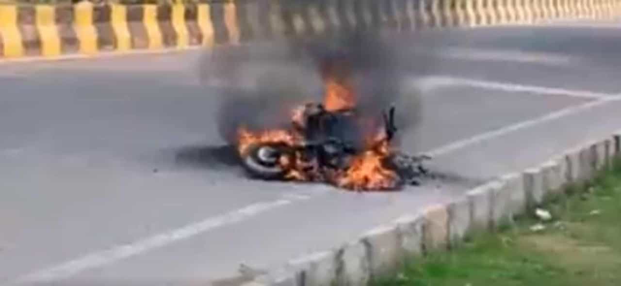 Viral Video: ಇವಿ ಸ್ಕೂಟರ್ ಅಗ್ನಿಅವಘಡದಲ್ಲಿ ಪಾರಾದ ಫುಡ್ ಡೆಲಿವರಿ ಬಾಯ್! Viral Video: ಇವಿ ಸ್ಕೂಟರ್ ಅಗ್ನಿಅವಘಡದಲ್ಲಿ ಪಾರಾದ ಫುಡ್ ಡೆಲಿವರಿ ಬಾಯ್!