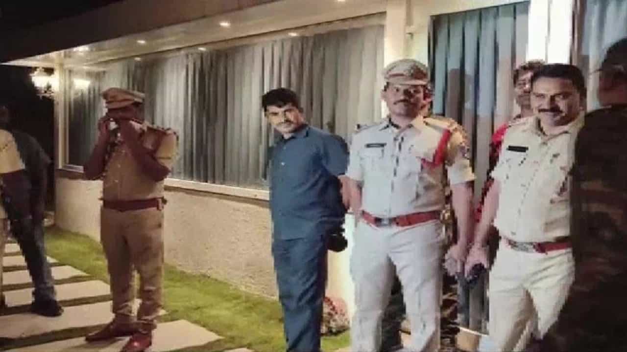 ತೆಲಂಗಾಣದ ಫಾರ್ಮ್ ಹೌಸ್ ಮೇಲೆ ಪೊಲೀಸ್ ದಾಳಿ: ಆಪರೇಷನ್ ಕಮಲಕ್ಕೆ ತಂದಿದ್ದ ಎನ್ನಲಾದ 15 ಕೋಟಿ ರೂ. ಸೀಜ್