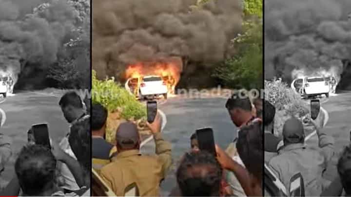 ಬೆಳಗಾವಿಯ ಖಾನಾಪುರ ಬಳಿ ಚಲಿಸುತ್ತಿದ್ದ ಕಾರೊಂದು ಬೆಂಕಿ ಹೊತ್ತಿಕೊಂಡು ಧಗಧಗ ಉರಿದ ದೃಶ್ಯ ಸ್ಥಳೀಯರ ಮೊಬೈಲ್ ನಲ್ಲಿ ಸೆರೆಯಾಗಿದೆ! ಬೆಳಗಾವಿಯ ಖಾನಾಪುರ ಬಳಿ ಚಲಿಸುತ್ತಿದ್ದ ಕಾರೊಂದು ಬೆಂಕಿ ಹೊತ್ತಿಕೊಂಡು ಧಗಧಗ ಉರಿದ ದೃಶ್ಯ ಸ್ಥಳೀಯರ ಮೊಬೈಲ್ ನಲ್ಲಿ ಸೆರೆಯಾಗಿದೆ!