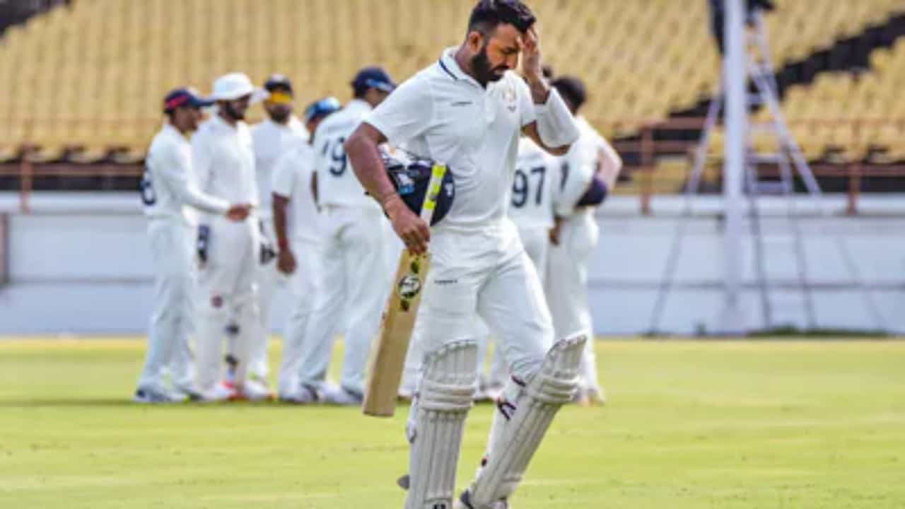 ಕಳೆದೆರಡು ತಿಂಗಳಿಂದ ಇಂಗ್ಲೆಂಡ್ ನೆಲದಲ್ಲಿ ರನ್ ಮಳೆ ಸುರಿದಿದ್ದ ಚೇತೇಶ್ವರ ಪೂಜಾರ ತವರು ನೆಲದಲ್ಲಿ ರನ್ಗಾಗಿ ಹಾತೊರೆಯುತ್ತಿದ್ದಾರೆ. ಸೌರಾಷ್ಟ್ರ ಮತ್ತು ರೆಸ್ಟ್ ಆಫ್ ಇಂಡಿಯಾ ನಡುವಿನ ಇರಾನಿ ಟ್ರೋಫಿ ಪಂದ್ಯ ಶನಿವಾರದಿಂದ ರಾಜ್ಕೋಟ್ನಲ್ಲಿ ಪ್ರಾರಂಭವಾಗಿದ್ದು, ಬ್ಯಾಟಿಂಗ್ಗಿಳಿದ ಪೂಜಾರ ಮೈದಾನಕ್ಕೆ ಬಂದ ವೇಗದಲ್ಲೇ ಪೆವಿಲಿಯನ್ಗೆ ಮರಳಿದರು.