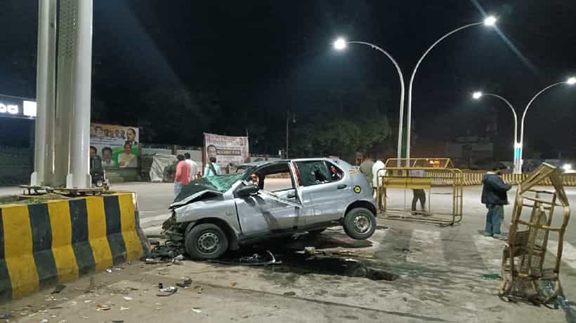 ಚಿತ್ರದುರ್ಗದ ಬಳಿ ಭೀಕರ ಅಪಘಾತ: ಡಿವೈಡರ್ಗೆ ಕಾರ್ ಡಿಕ್ಕಿಯಾಗಿ ಮೂವರ ಸಾವು, ಇಬ್ಬರಿಗೆ ಗಂಭೀರ ಗಾಯ