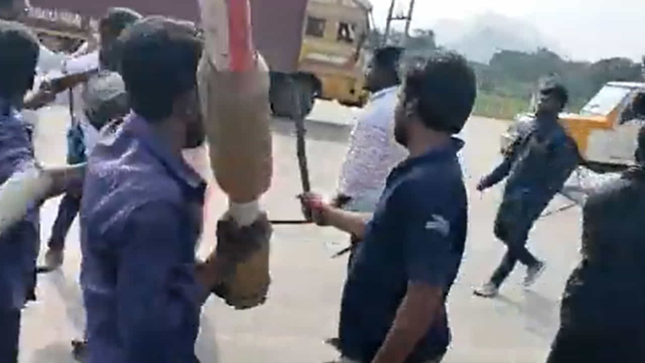 ಆಂಧ್ರ ಪ್ರದೇಶ ಟೋಲ್ ಸಿಬ್ಬಂದಿ ಜತೆ ತಮಿಳುನಾಡು ವಿದ್ಯಾರ್ಥಿಗಳ ಜಗಳ, ವಾಹನ ಸಂಚಾರಕ್ಕೆ ಅಡ್ಡಿ ಆಂಧ್ರ ಪ್ರದೇಶ ಟೋಲ್ ಸಿಬ್ಬಂದಿ ಜತೆ ತಮಿಳುನಾಡು ವಿದ್ಯಾರ್ಥಿಗಳ ಜಗಳ, ವಾಹನ ಸಂಚಾರಕ್ಕೆ ಅಡ್ಡಿ