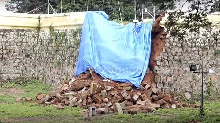 ಮೈಸೂರು ಅರಮನೆ ಸುತ್ತಲಿನ ಕೋಟೆಯ ಗೋಡೆ ಕುಸಿತ, ಜನರಲ್ಲಿ ಆತಂಕ ಮೈಸೂರು ಅರಮನೆ ಸುತ್ತಲಿನ ಕೋಟೆಯ ಗೋಡೆ ಕುಸಿತ, ಜನರಲ್ಲಿ ಆತಂಕ