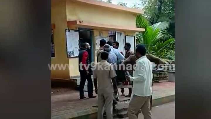 ಕೊಪ್ಪಳ: ಬಸ್ ಯಾಕೆ ತಡವಾಗುತ್ತಿದೆಯಲ್ಲಣ್ಣ ಅಂತ ಪ್ರಯಾಣಿಕರು ಕೇಳಿದ್ದಕ್ಕೆ ಕೆ ಎಸ್ ಆರ್ ಟಿ ಸಿ ನೌಕರನೊಬ್ಬ ಜಗಳಕ್ಕೆ ನಿಂತ! ಕೊಪ್ಪಳ: ಬಸ್ ಯಾಕೆ ತಡವಾಗುತ್ತಿದೆಯಲ್ಲಣ್ಣ ಅಂತ ಪ್ರಯಾಣಿಕರು ಕೇಳಿದ್ದಕ್ಕೆ ಕೆ ಎಸ್ ಆರ್ ಟಿ ಸಿ ನೌಕರನೊಬ್ಬ ಜಗಳಕ್ಕೆ ನಿಂತ!