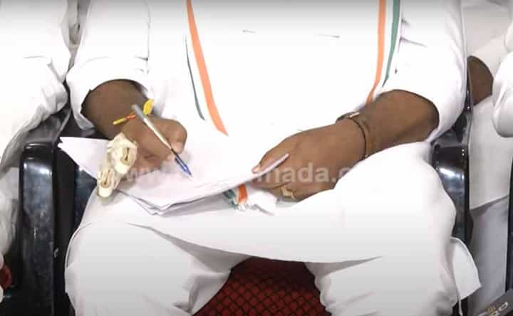 ಡಿಕೆ ಶಿವಕುಮಾರ ಬಲ ಅಂಗೈಯಲ್ಲಿ ಸಣ್ಣದಾಗಿ ಬಿರುಕು ಬಿಟ್ಟಿದ್ದ ಮೂಳೆ ಇನ್ನೂ ವಾಸಿಯಾದಂತಿಲ್ಲ ಡಿಕೆ ಶಿವಕುಮಾರ ಬಲ ಅಂಗೈಯಲ್ಲಿ ಸಣ್ಣದಾಗಿ ಬಿರುಕು ಬಿಟ್ಟಿದ್ದ ಮೂಳೆ ಇನ್ನೂ ವಾಸಿಯಾದಂತಿಲ್ಲ