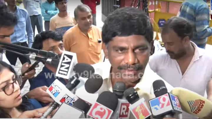 ಕಳೆದ ಹತ್ತು ವರ್ಷಗಳಲ್ಲಿ ನಡೆಸಿರುವ ಹಣಕಾಸು ವ್ಯವಹಾರದ ದಾಖಲೆಗಳನ್ನು ಇಡಿ ಅಧಿಕಾರಿಗಳು ಕೇಳಿದ್ದಾರೆ: ಡಿಕೆ ಸುರೇಶ ಕಳೆದ ಹತ್ತು ವರ್ಷಗಳಲ್ಲಿ ನಡೆಸಿರುವ ಹಣಕಾಸು ವ್ಯವಹಾರದ ದಾಖಲೆಗಳನ್ನು ಇಡಿ ಅಧಿಕಾರಿಗಳು ಕೇಳಿದ್ದಾರೆ: ಡಿಕೆ ಸುರೇಶ