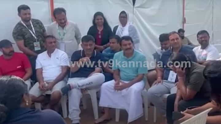 ಭಾರತ ಜೋಡೋ ಯಾತ್ರೆ ಮೊದಲ ದಿನದಿಂದ ರಾಹುಲ್ ಗಾಂಧಿಯವರೊಂದಿಗಿರುವ ಕಾರ್ಯಕರ್ತರ ಜೊತೆ ಶಿವಕುಮಾರ ಮಾತುಕತೆ ಭಾರತ ಜೋಡೋ ಯಾತ್ರೆ ಮೊದಲ ದಿನದಿಂದ ರಾಹುಲ್ ಗಾಂಧಿಯವರೊಂದಿಗಿರುವ ಕಾರ್ಯಕರ್ತರ ಜೊತೆ ಶಿವಕುಮಾರ ಮಾತುಕತೆ