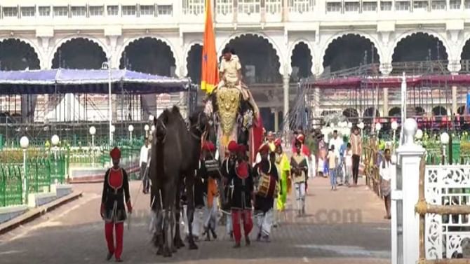 Mysore Dasara 2022: ಮೈಸೂರು ಅರಮನೆ ಆವರಣದಲ್ಲಿ ಹೇಗಿದೆ ನೋಡಿ ಆಯುಧ ಪೂಜೆ ಸಂಭ್ರಮ Mysore Dasara 2022: ಮೈಸೂರು ಅರಮನೆ ಆವರಣದಲ್ಲಿ ಹೇಗಿದೆ ನೋಡಿ ಆಯುಧ ಪೂಜೆ ಸಂಭ್ರಮ