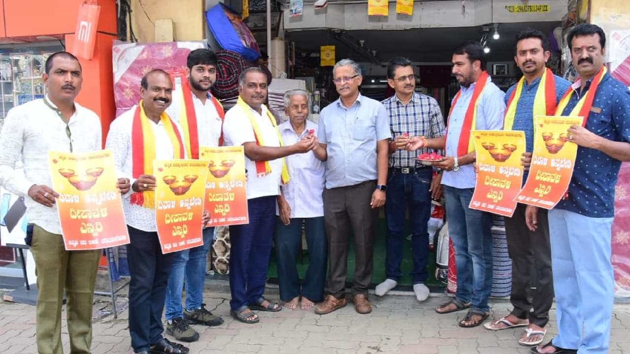 ಬೆಂಗಳೂರಿನಲ್ಲಿ ಹಿಂದುತ್ವ ಪರ ಕಾರ್ಯಕರ್ತರಿಂದ ಹಲಾಲ್ ಮುಕ್ತ ದೀಪಾವಳಿ ಅಭಿಯಾನ: ಮನೆಮನೆಗೆ ಭಿತ್ತಿಪತ್ರ ಹಂಚಿಕೆ