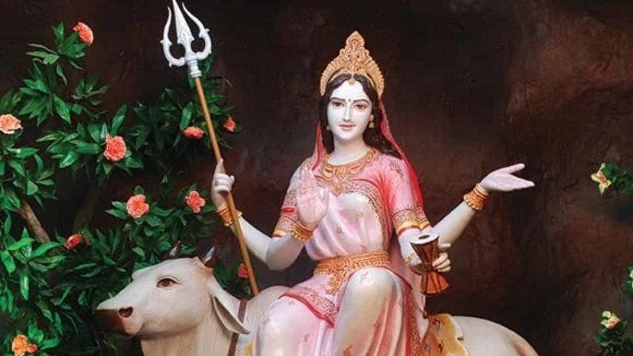 Devi Mahagauri Avtar: ನವರಾತ್ರಿಯ 8ನೇ ದಿನದ ಮಹಾಗೌರಿ ಪೂಜೆ ಮಾಡುವುದು ಹೇಗೆ? ಇಲ್ಲಿವೆ ಮಂತ್ರಗಳು Devi Mahagauri Avtar: ನವರಾತ್ರಿಯ 8ನೇ ದಿನದ ಮಹಾಗೌರಿ ಪೂಜೆ ಮಾಡುವುದು ಹೇಗೆ? ಇಲ್ಲಿವೆ ಮಂತ್ರಗಳು
