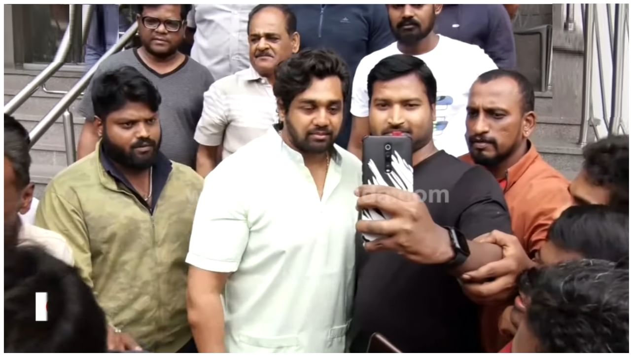 Dhruva Sarja: ಅಪ್ಪನಾದ ಖುಷಿಯಲ್ಲಿ ಆಸ್ಪತ್ರೆ ಎದುರು ಅಭಿಮಾನಿಗಳ ಜತೆ ಸೆಲ್ಫಿಗೆ ಪೋಸ್​ ಕೊಟ್ಟ ಧ್ರುವ ಸರ್ಜಾ